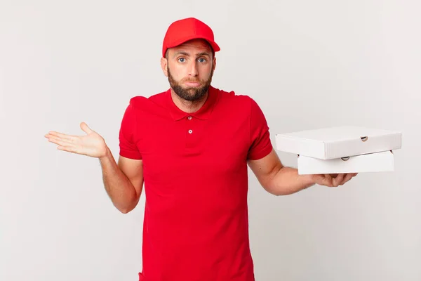 Giovane Uomo Bello Sentirsi Perplesso Confuso Dubbioso Concetto Consegna Pizza — Foto Stock