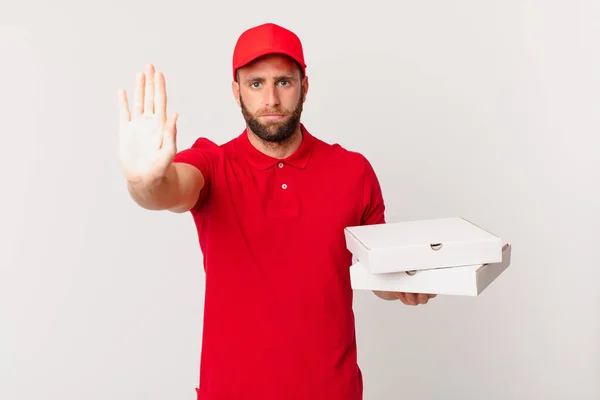 Der Junge Gutaussehende Mann Sieht Ernst Aus Und Zeigt Eine — Stockfoto