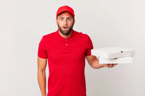 Jonge Knappe Man Die Erg Geschokt Verrast Kijkt Pizza Leveren — Stockfoto