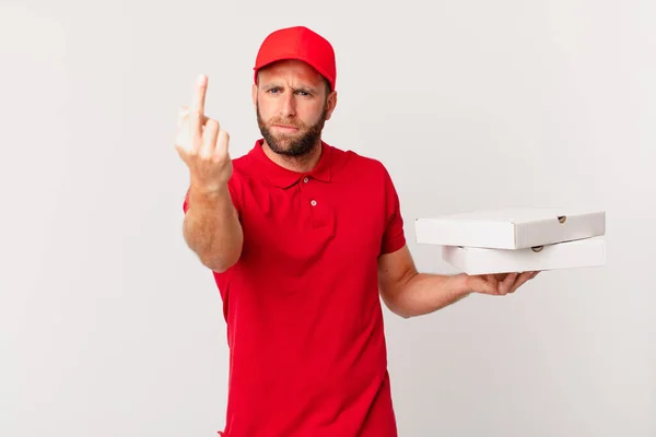 年轻英俊的男人感到愤怒 叛逆和好斗 披萨递送概念 — 图库照片