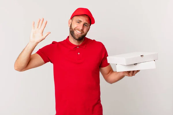 Jonge Knappe Man Glimlachend Zwaaiend Met Hand Verwelkomend Groetend Pizza — Stockfoto
