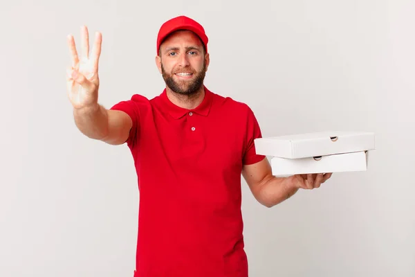 Jonge Knappe Man Glimlachend Vriendelijk Toont Nummer Drie Pizza Leveren — Stockfoto