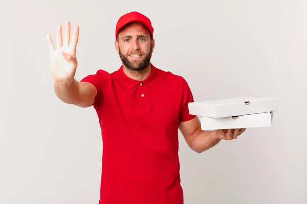 Jonge Knappe Man Glimlachend Vriendelijk Toont Nummer Vier Pizza Leveren — Stockfoto