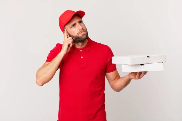 Ein Junger Gutaussehender Mann Denkt Zweifelt Und Ist Verwirrt Konzept — Stockfoto