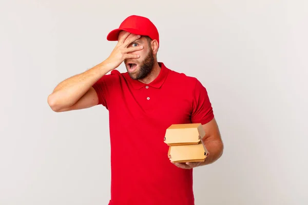 Junger Gutaussehender Mann Der Schockiert Verängstigt Oder Verängstigt Aussieht Und — Stockfoto