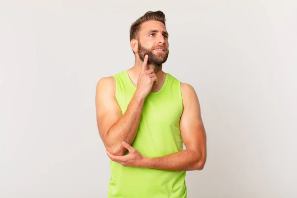 Jovem Homem Bonito Sorrindo Feliz Sonhando Acordado Duvidando Conceito Aptidão — Fotografia de Stock