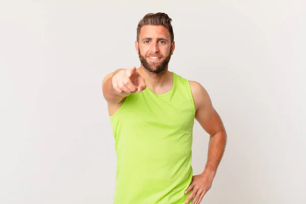 Joven Hombre Guapo Apuntando Cámara Eligiéndote Concepto Fitness — Foto de Stock