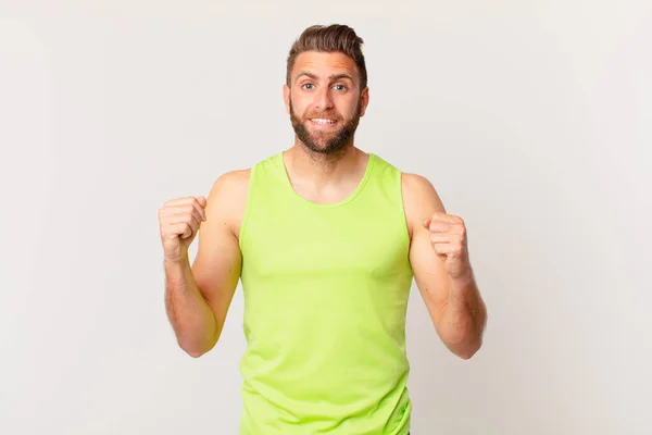 Joven Hombre Guapo Sentirse Sorprendido Riendo Celebrando Éxito Concepto Fitness — Foto de Stock