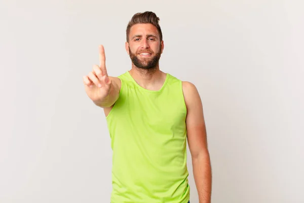 Jonge Knappe Man Glimlachend Vriendelijk Toont Nummer Één Fitness Concept — Stockfoto