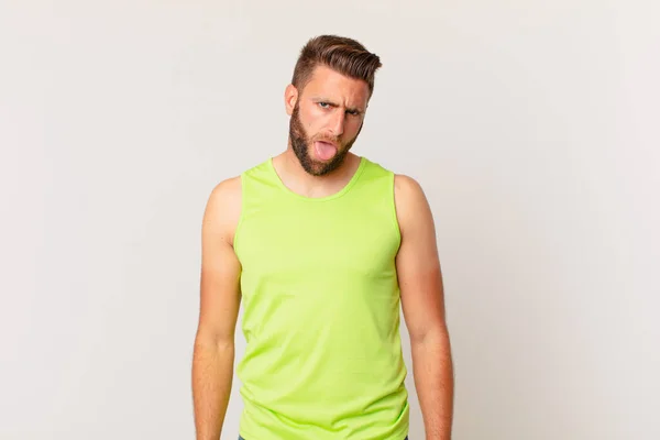 Giovane Uomo Bello Sentirsi Disgustato Irritato Lingua Fuori Concetto Fitness — Foto Stock