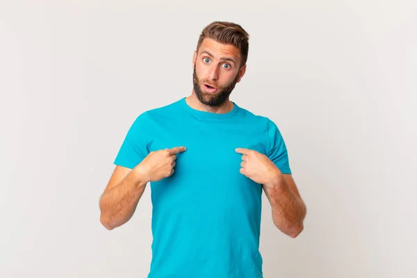 Joven Guapo Hombre Sintiéndose Feliz Apuntando Mismo Con Emocionado Concepto —  Fotos de Stock