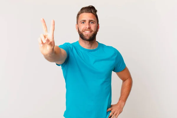 Jonge Knappe Man Glimlachend Vriendelijk Toont Nummer Twee Fitness Concept — Stockfoto