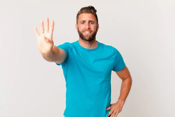 Jonge Knappe Man Glimlachend Vriendelijk Toont Nummer Vier Fitness Concept — Stockfoto