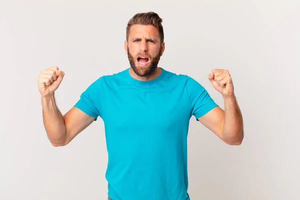 Junger Gutaussehender Mann Der Aggressiv Und Mit Wütender Miene Schreit — Stockfoto