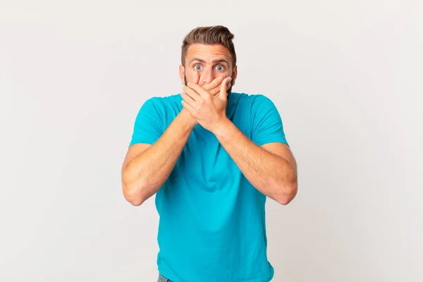 Jeune Homme Beau Couvrant Bouche Avec Des Mains Avec Choc — Photo