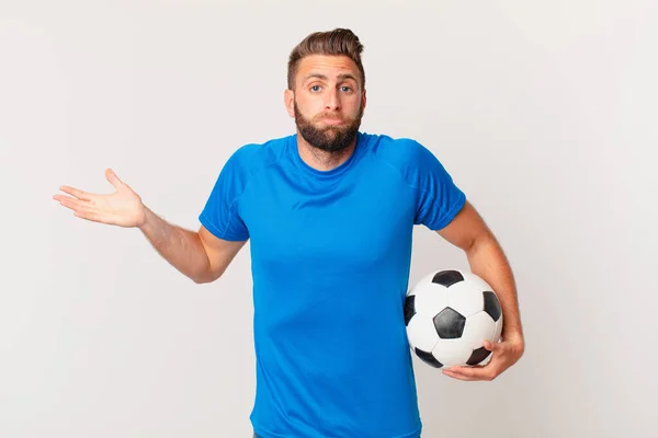 Joven Hombre Guapo Sintiéndose Desconcertado Confundido Dudando Concepto Fútbol — Foto de Stock