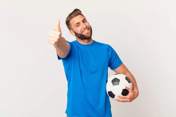 Joven Hombre Guapo Sentirse Orgulloso Sonriendo Positivamente Con Los Pulgares —  Fotos de Stock