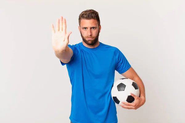 ヤングハンサムな男が真剣に手の平を開いてジェスチャーを止める サッカーのコンセプト — ストック写真