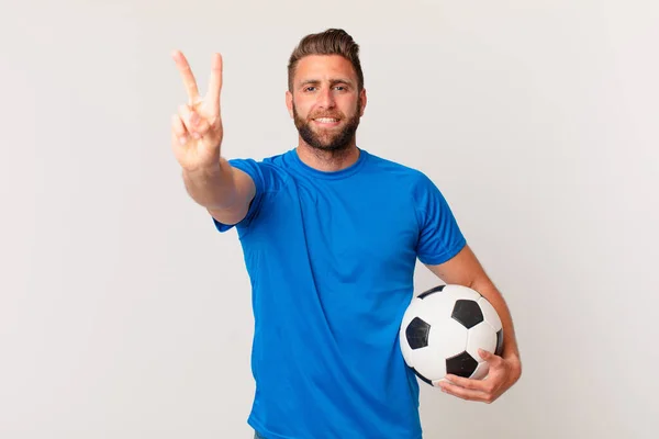 Jovem Bonito Homem Sorrindo Olhando Amigável Mostrando Número Dois Conceito — Fotografia de Stock