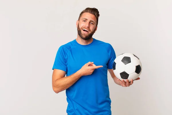 Genç Yakışıklı Adam Heyecanlı Şaşırmış Görünüyor Futbol Kavramı — Stok fotoğraf