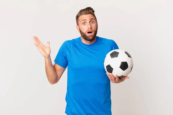 Jovem Homem Bonito Sentindo Feliz Surpreso Perceber Uma Solução Ideia — Fotografia de Stock