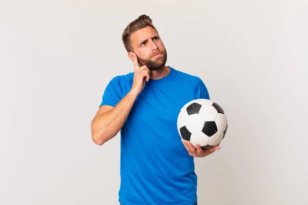 Jovem Homem Bonito Pensando Sentindo Duvidoso Confuso Conceito Futebol — Fotografia de Stock