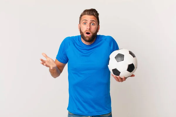 Der Junge Gutaussehende Mann War Extrem Schockiert Und Überrascht Fußballkonzept — Stockfoto