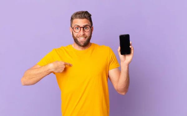 Young Handsome Man Feeling Happy Pointing Self Excited Cell Concept — Φωτογραφία Αρχείου