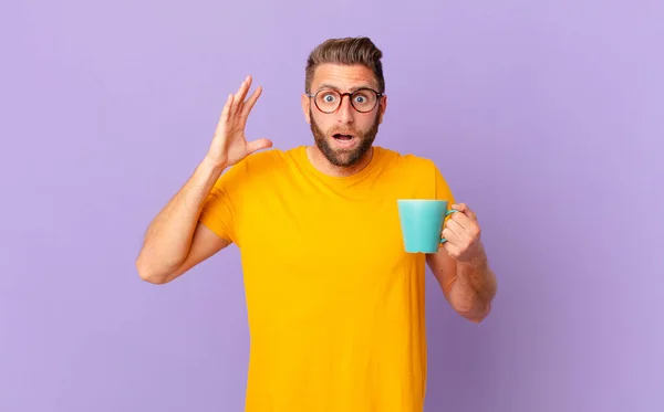 Young Handsome Man Screaming Hands Air Holding Coffee Mug — Φωτογραφία Αρχείου
