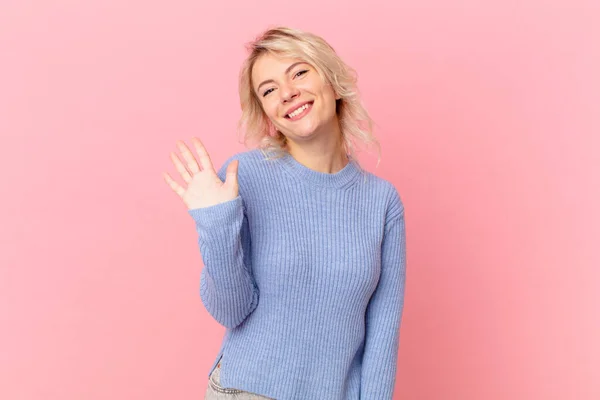 Jovem Mulher Bonita Sorrindo Olhando Amigável Mostrando Número Cinco — Fotografia de Stock