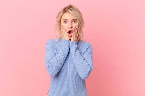 Young Pretty Woman Feeling Shocked Scared — Stock Photo, Image