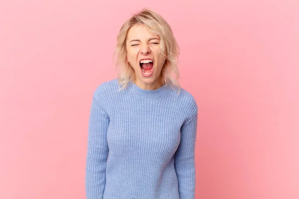 Young Pretty Woman Shouting Aggressively Looking Very Angry — Stock Photo, Image