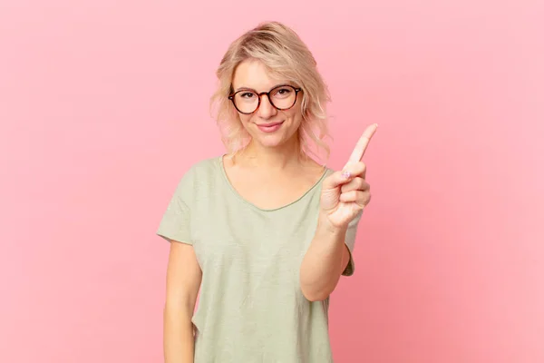 Jonge Mooie Vrouw Glimlachend Zoek Vriendelijk Tonen Nummer Een — Stockfoto