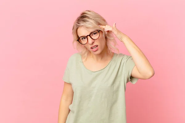 Jong Mooi Vrouw Gevoel Verward Verbaasd Tonen Bent Gek — Stockfoto