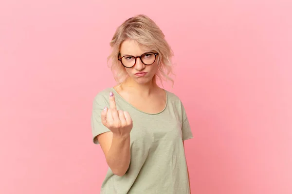 Genç Güzel Bir Kadın Kızgın Sinirli Asi Agresif Hissediyor — Stok fotoğraf
