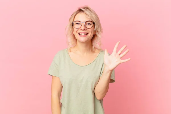 Jonge Mooie Vrouw Glimlachen Kijken Vriendelijk Tonen Nummer Vijf — Stockfoto