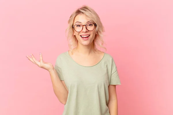 Jovem Mulher Bonita Sentindo Feliz Surpreso Perceber Uma Solução Ideia — Fotografia de Stock