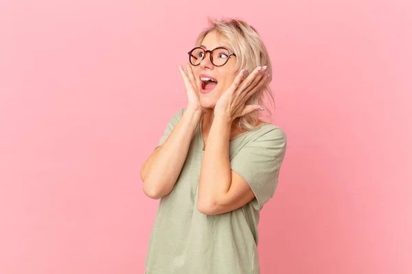 Jong Mooi Vrouw Gevoel Gelukkig Opgewonden Verrast — Stockfoto