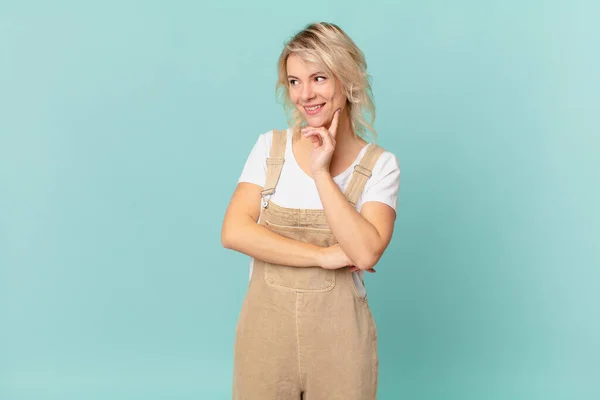 Jovem Mulher Bonita Sorrindo Com Uma Expressão Feliz Confiante Com — Fotografia de Stock