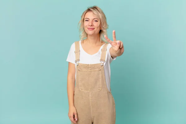 Jovem Mulher Bonita Sorrindo Olhando Amigável Mostrando Número Dois — Fotografia de Stock