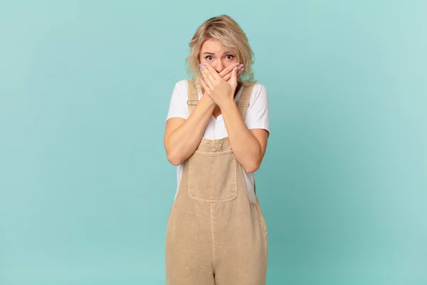 Young Pretty Woman Covering Mouth Hands Shocked — Stock Photo, Image