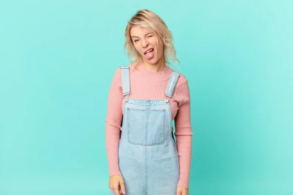 Jovem Mulher Bonita Com Atitude Alegre Rebelde Brincando Furando Língua — Fotografia de Stock