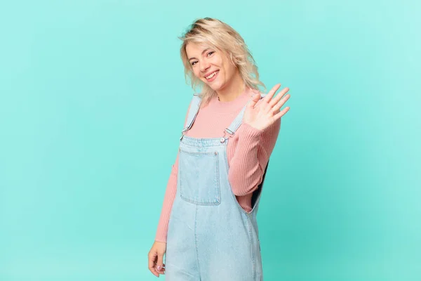 Jovem Mulher Bonita Sorrindo Feliz Acenando Mão Acolhendo Cumprimentando Você — Fotografia de Stock