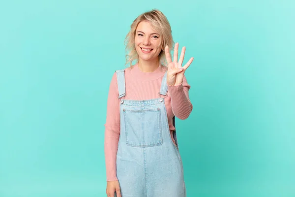 Jovem Mulher Bonita Sorrindo Olhando Amigável Mostrando Número Quatro — Fotografia de Stock