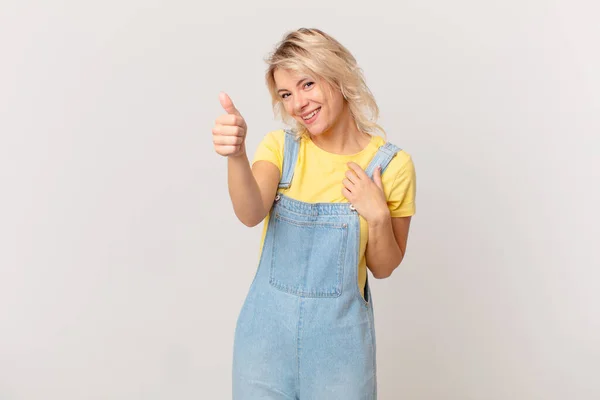 Joven Bonita Mujer Sintiéndose Orgullosa Sonriendo Positivamente Con Los Pulgares —  Fotos de Stock