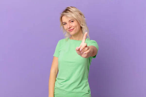 Jovem Mulher Bonita Sorrindo Orgulhosamente Confiantemente Fazendo Número — Fotografia de Stock