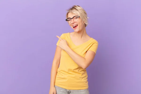 Young Pretty Woman Looking Excited Surprised Pointing Side — Stock Photo, Image