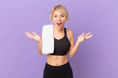 Genç ve güzel bir kadın şok olmuş ve şaşırmış hissediyor. fitness konsepti