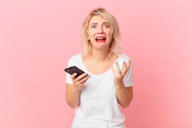 Genç ve güzel bir kadın umutsuz, hayal kırıklığına uğramış ve stresli görünüyor. hücre kavramı