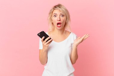 Genç ve güzel bir kadın şok olmuş ve şaşırmış hissediyor. hücre kavramı